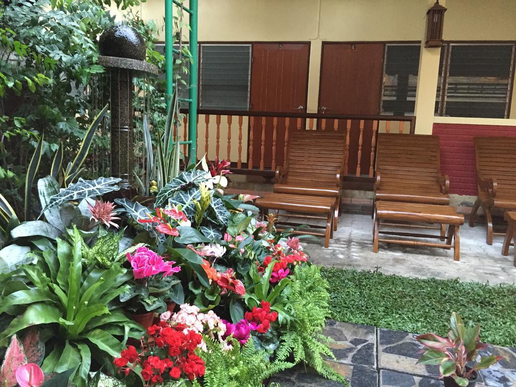 Siriwan Guesthouse เชียงใหม่ ภายนอก รูปภาพ