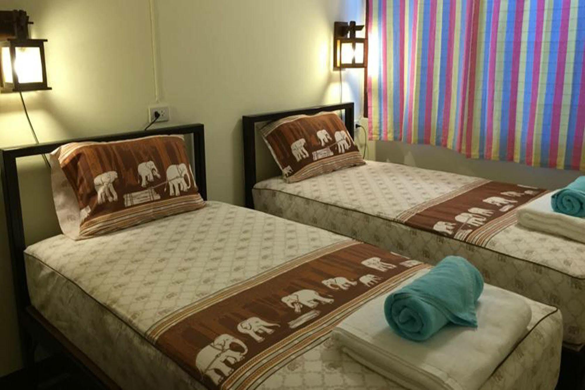 Siriwan Guesthouse เชียงใหม่ ภายนอก รูปภาพ