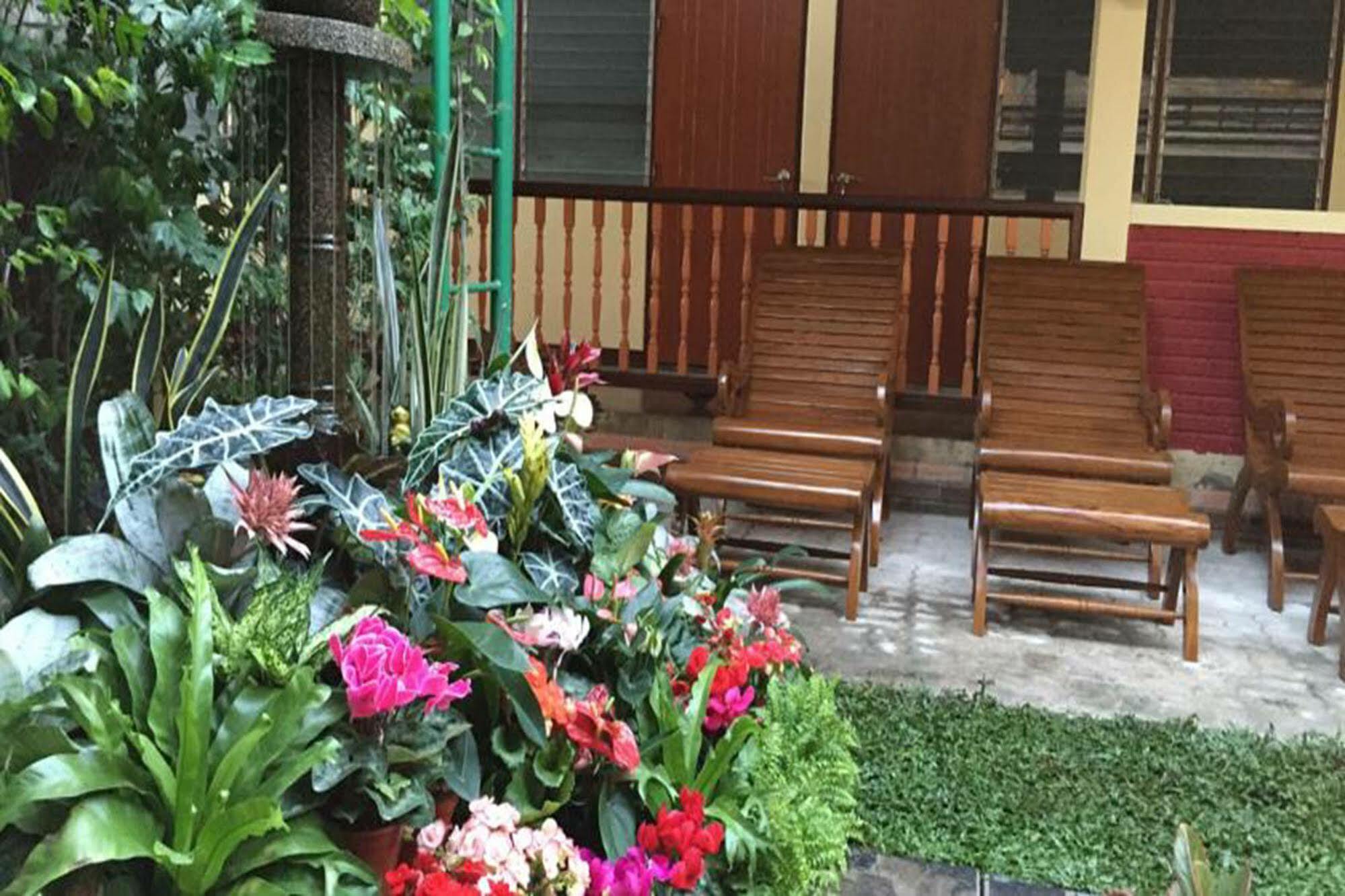 Siriwan Guesthouse เชียงใหม่ ภายนอก รูปภาพ