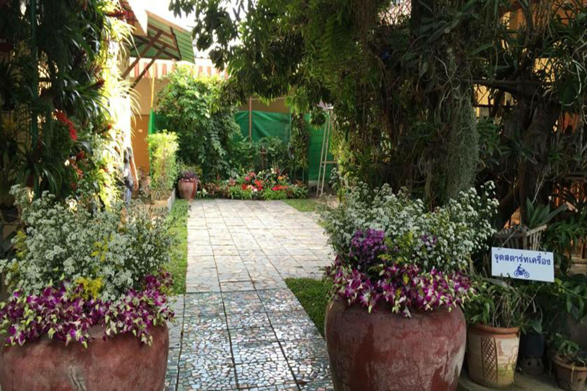 Siriwan Guesthouse เชียงใหม่ ภายนอก รูปภาพ